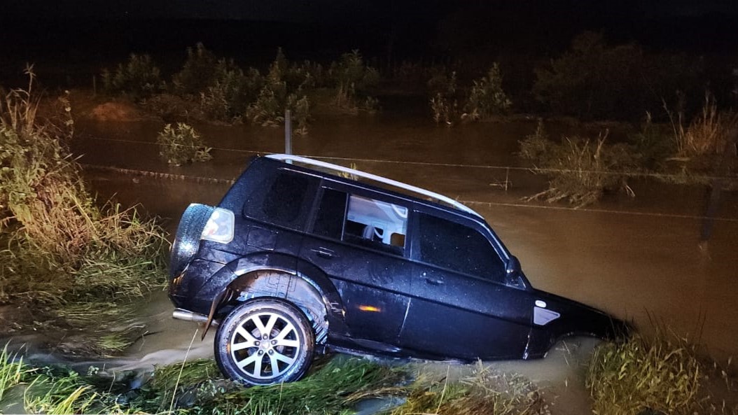 Carro sai da pista ao cruzar rodovia interditada em Morro da Fumaça