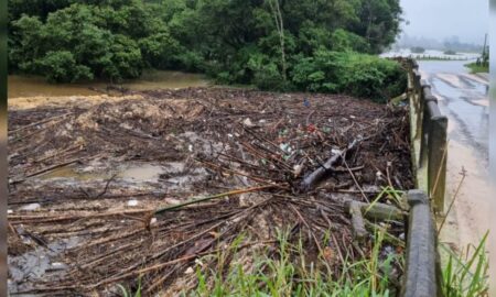 Sujeira acumulada e o represamento das águas do Rio Urussanga