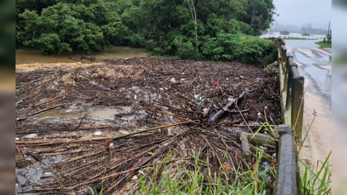 Sujeira acumulada e o represamento das águas do Rio Urussanga