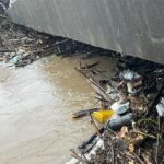 Sujeira acumulada e o represamento das águas do Rio Urussanga