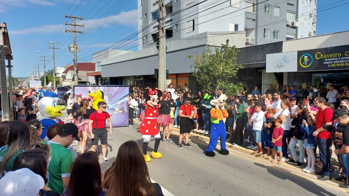 FJF dá show de criatividade no desfile de carros alegóricos