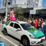 FJF dá show de criatividade no desfile de carros alegóricos
