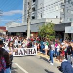 FJF dá show de criatividade no desfile de carros alegóricos