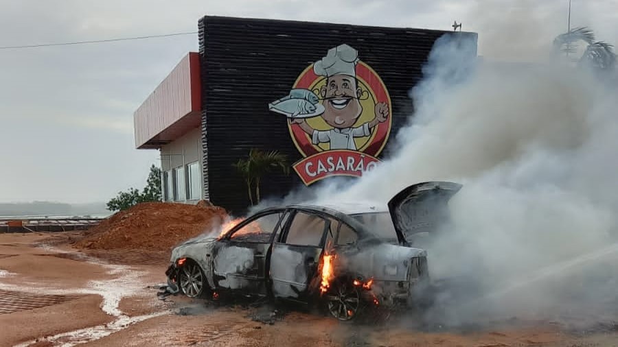 Bombeiros de Morro da Fumaça combatem incêndio em veículo