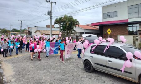 Equipe da ESF Estação Cocal realiza passeata para destacar Campanha Outubro Rosa
