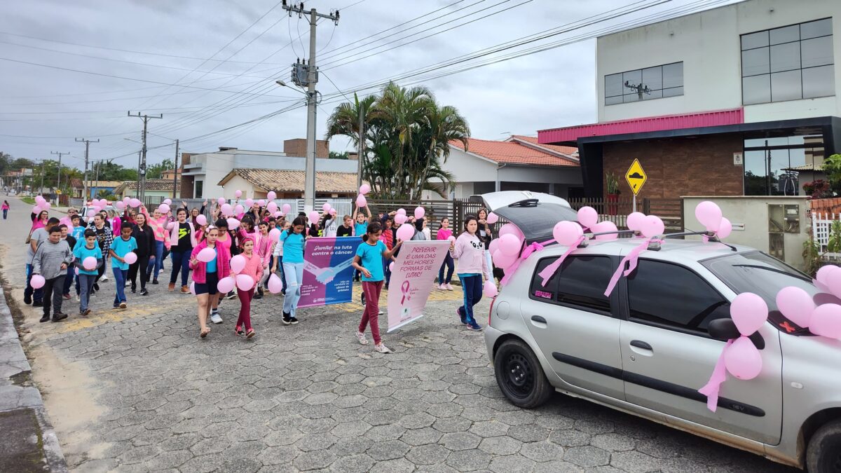 Equipe da ESF Estação Cocal realiza passeata para destacar Campanha Outubro Rosa