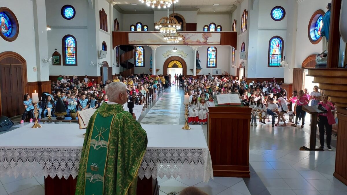 Sábado de muita emoção e fé na Missa das Crianças de outubro