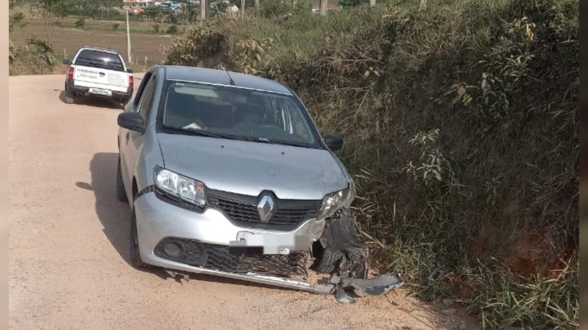 Carro colide em barranco no Distrito de Estação Cocal