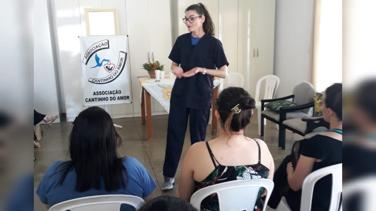 Gestantes recebem orientações em palestra no Cantinho do Amor