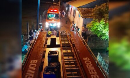 Bombeiros de Morro da Fumaça combatem incêndio em residência na Santa Apolônia