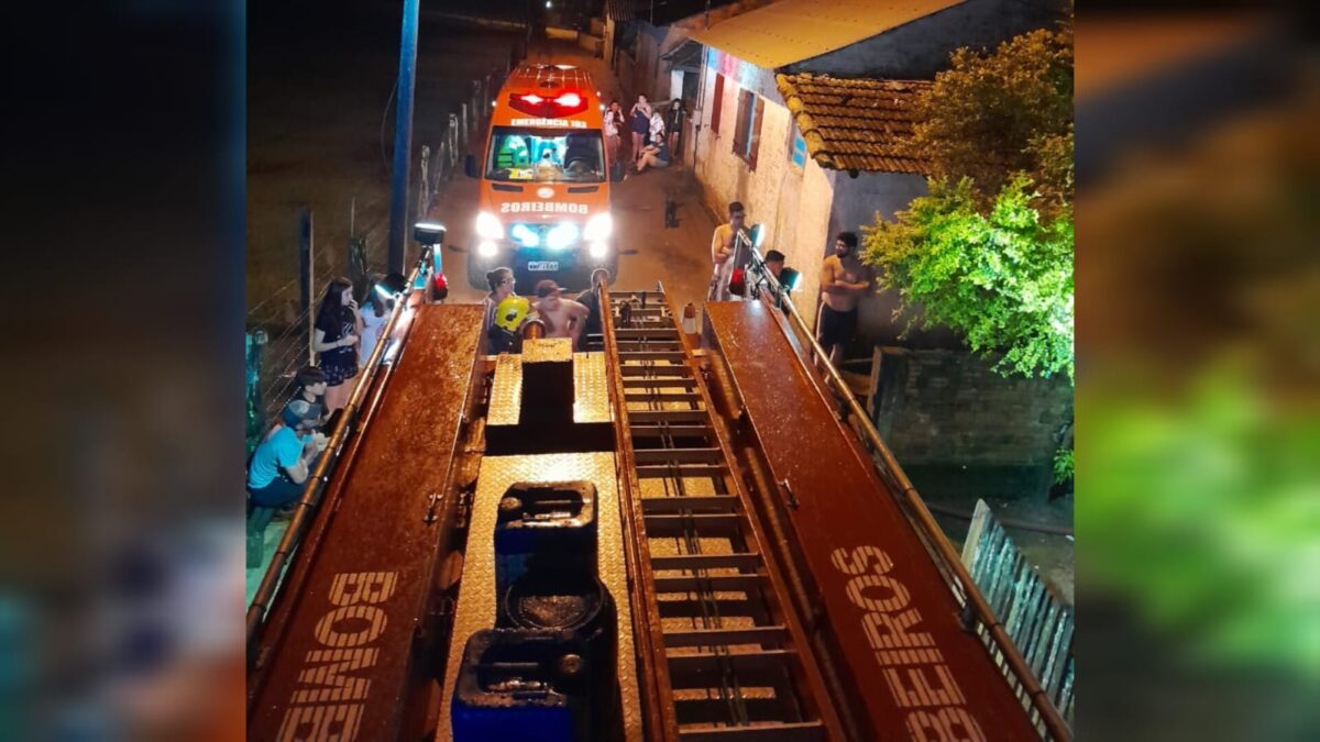 Bombeiros de Morro da Fumaça combatem incêndio em residência na Santa Apolônia