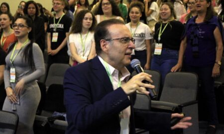 “A vida te dá oportunidades todos os dias, basta estar preparado”, salienta Dr. Bactéria em palestra na Unesc