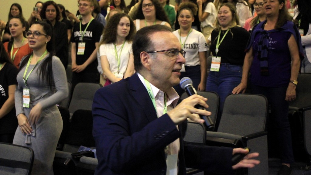 “A vida te dá oportunidades todos os dias, basta estar preparado”, salienta Dr. Bactéria em palestra na Unesc