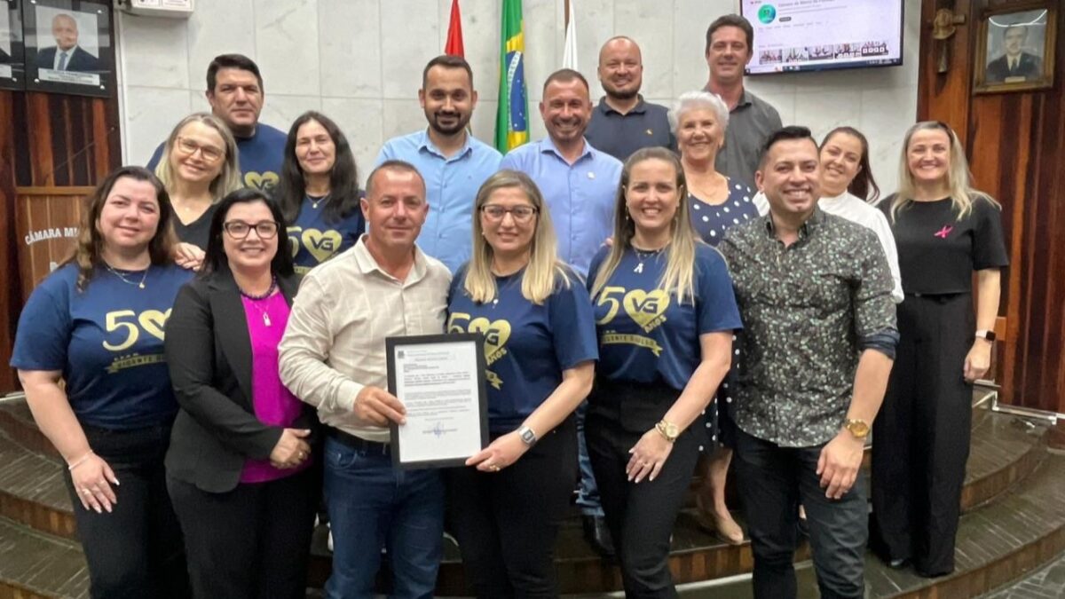 Escola Vicente Guollo recebe Moção de Aplauso por 50 anos de atividades educacionais