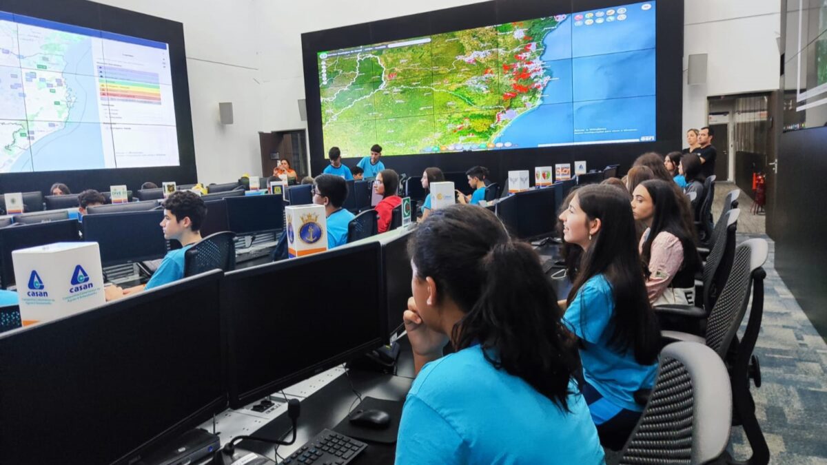 Alunos de Morro da Fumaça participam de viagem de estudos em Florianópolis