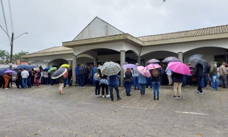 Centenas de pessoas comparecem ao Cemitério Municipal neste Dia de Finados