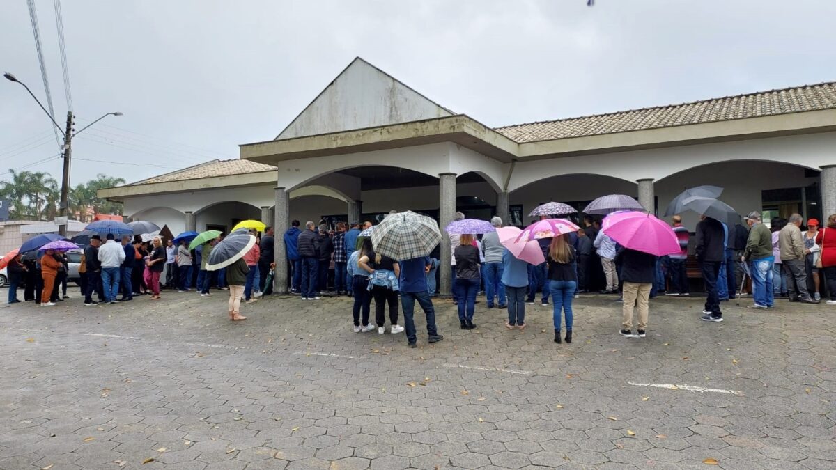 Centenas de pessoas comparecem ao Cemitério Municipal neste Dia de Finados