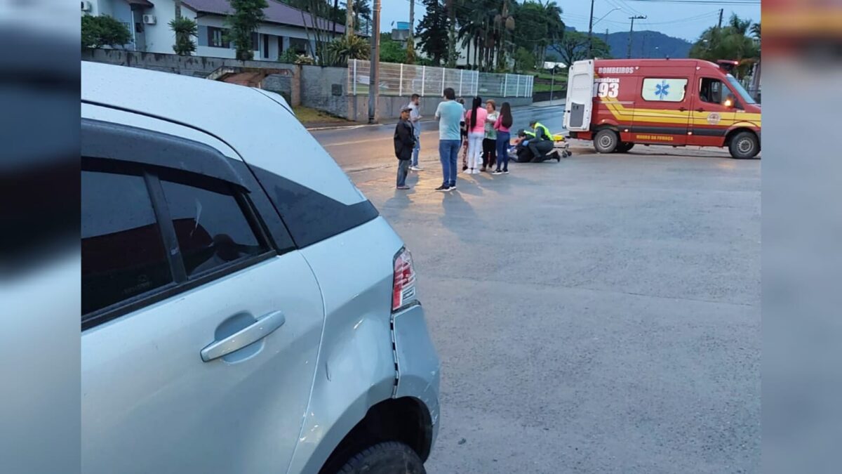 Adolescente fica ferido em colisão envolvendo carro e moto