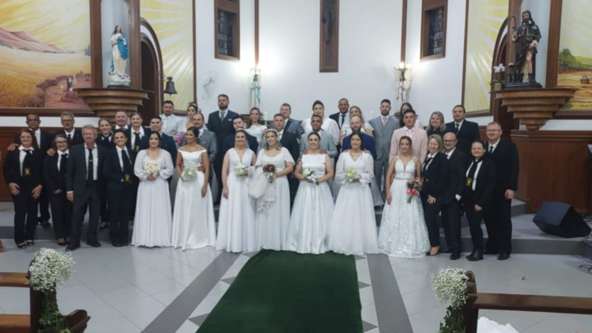 Casais realizam o sonho do casamento na Paróquia São Roque