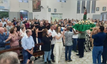 Fiéis celebram Santa Catarina de Alexandria e Nossa Senhora das Graças