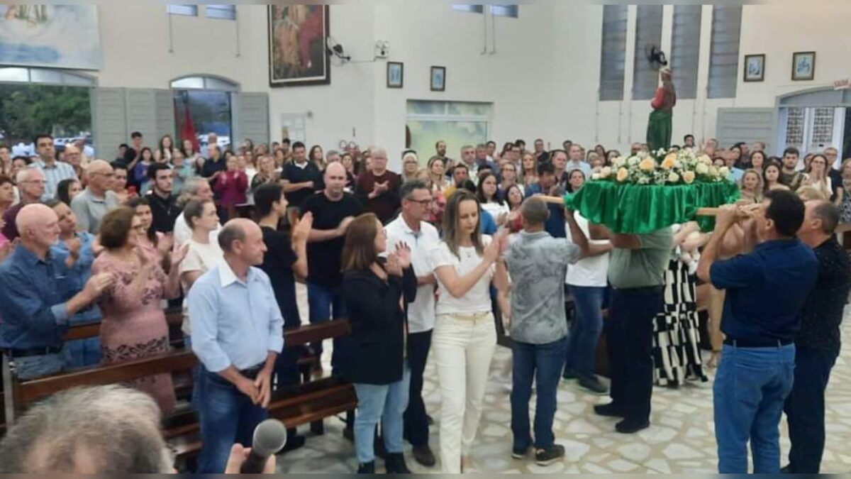 Fiéis celebram Santa Catarina de Alexandria e Nossa Senhora das Graças