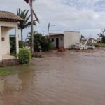 Rompimento de barreira causa estragos e deixa rodovia interrompida