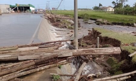 Rompimento de barreira causa estragos e deixa rodovia interrompida