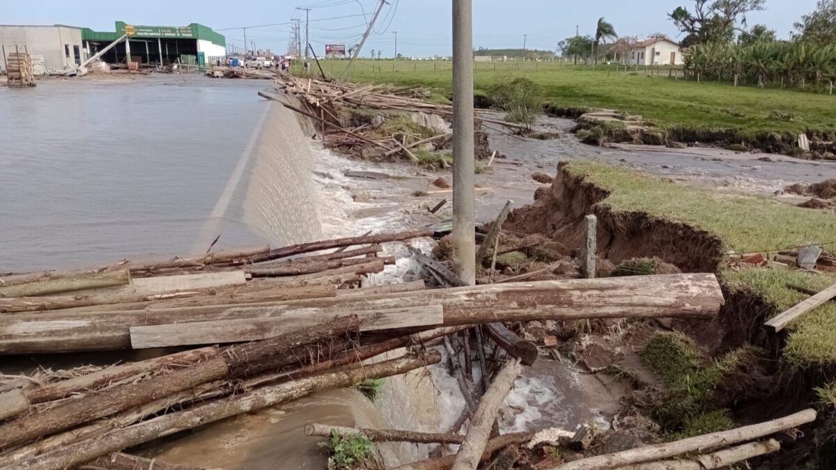 Rompimento de barreira causa estragos e deixa rodovia interrompida