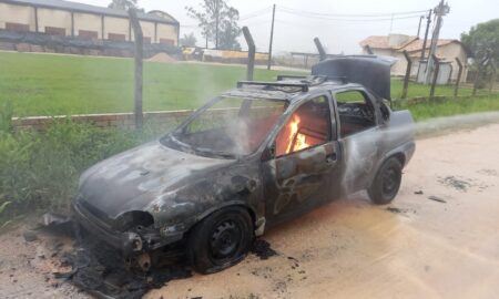 Veículo é destruído pelo fogo em Morro da Fumaça