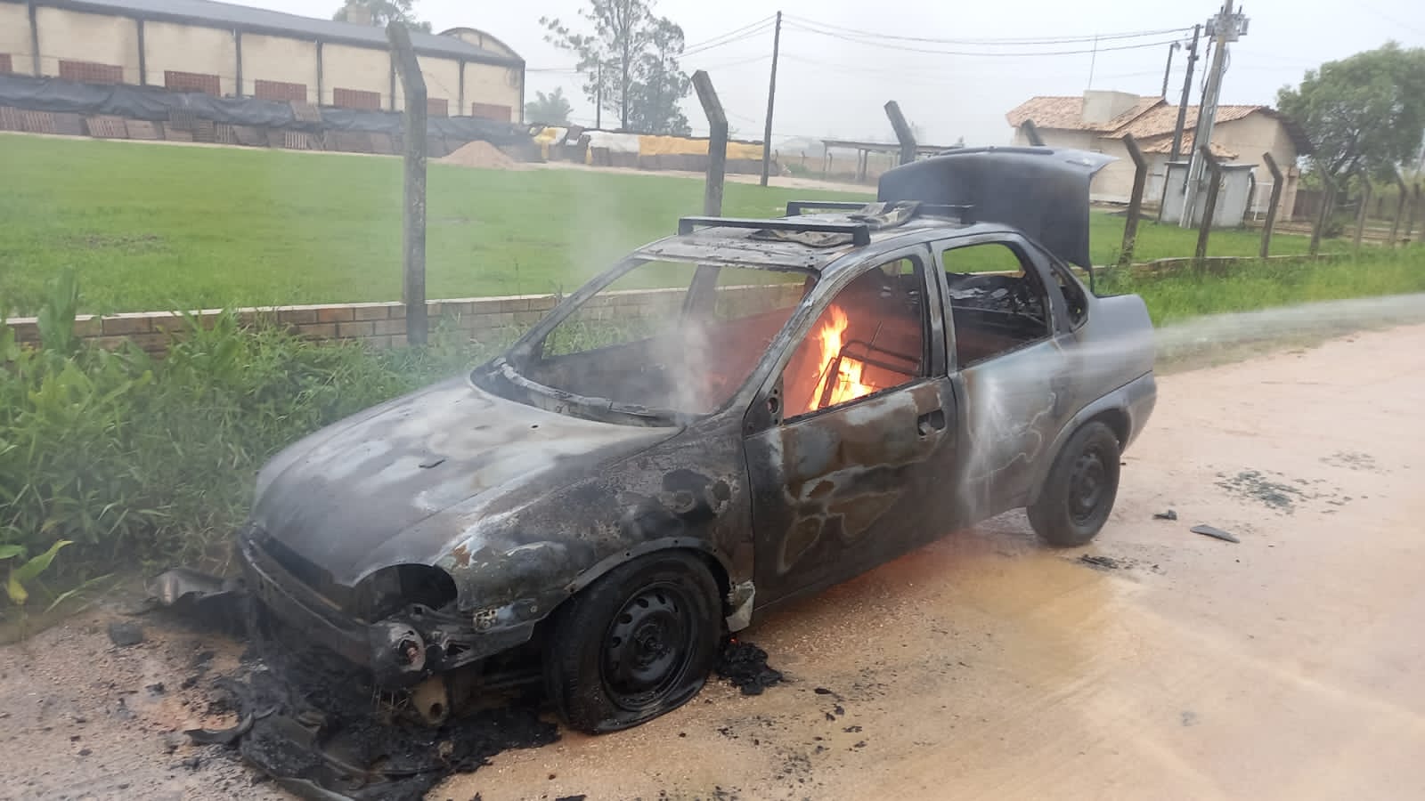 Veículo é destruído pelo fogo em Morro da Fumaça