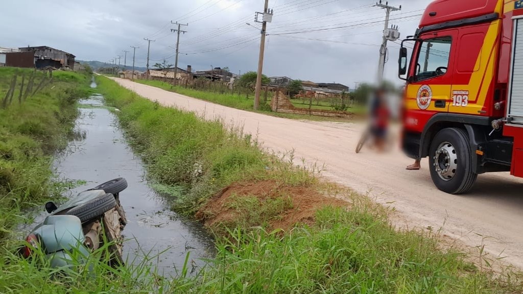 Veículo cai em córrego após saída de pista no Picadão Paladini