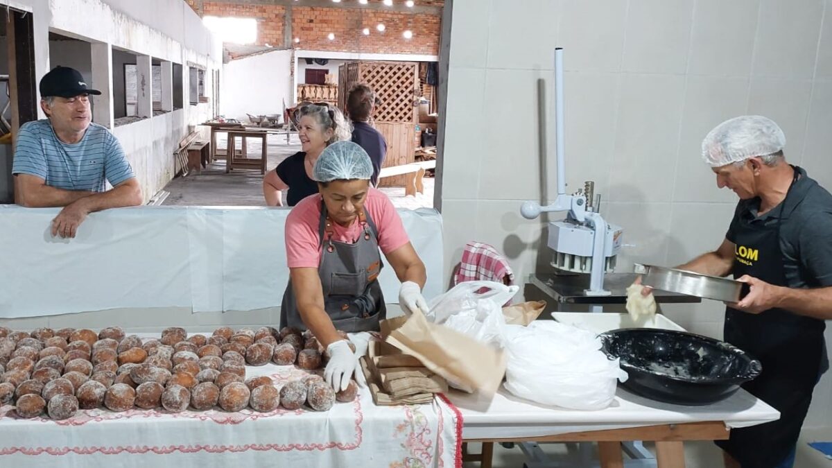 Voluntários vendem 2 mil sonhos no Balneário Esplanada