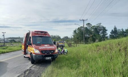 Idosa cai de moto ao desviar de buraco na Rodovia Genésio Mazon