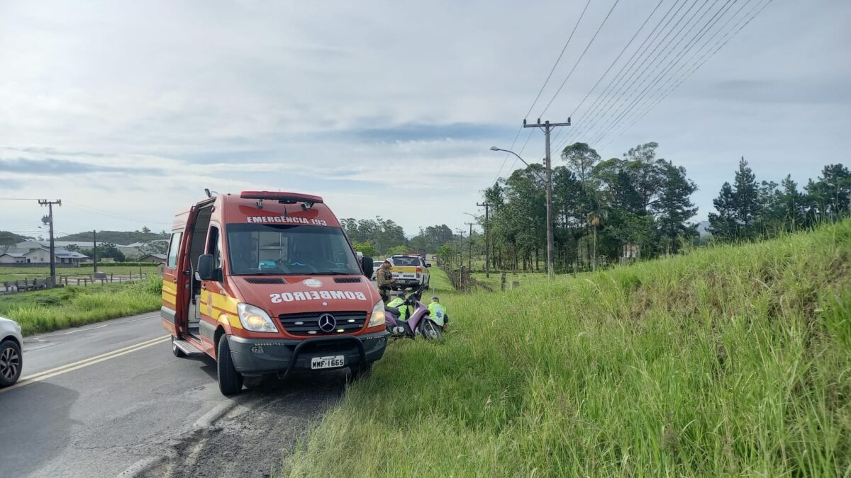 Idosa cai de moto ao desviar de buraco na Rodovia Genésio Mazon