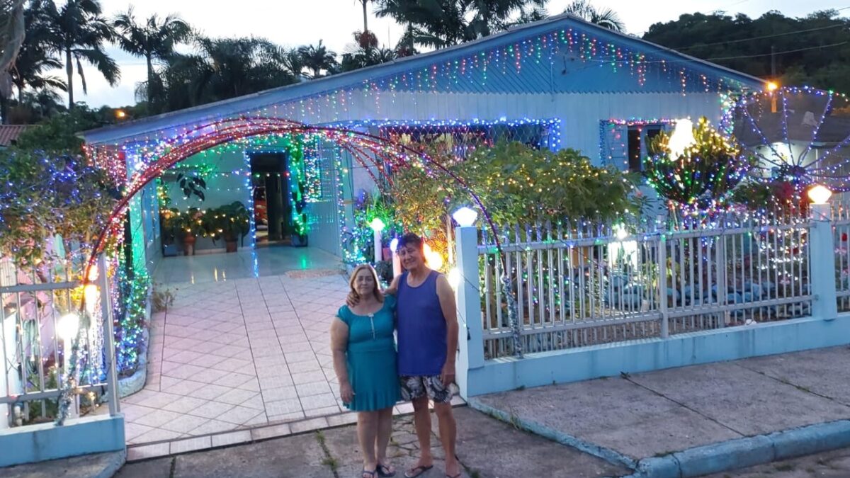 Casa decorada para o Natal é atração no centro de Morro da Fumaça