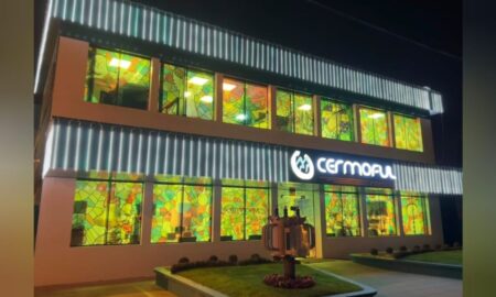 Fachada iluminada da Cermoful se transformou em cenário para fotos