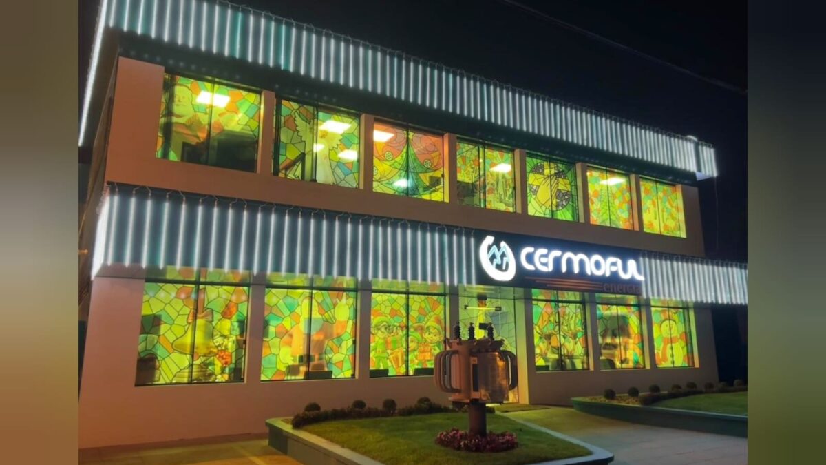 Fachada iluminada da Cermoful se transformou em cenário para fotos