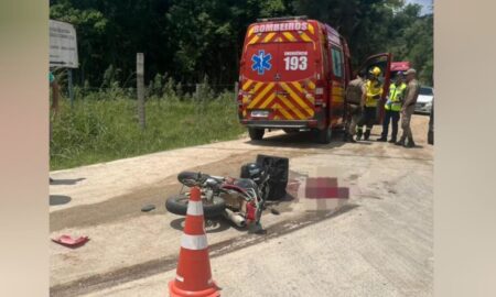 Colisão entre moto e caminhão deixa homem gravemente ferido
