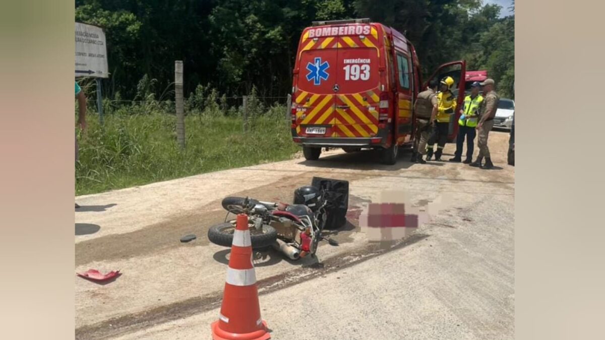 Colisão entre moto e caminhão deixa homem gravemente ferido