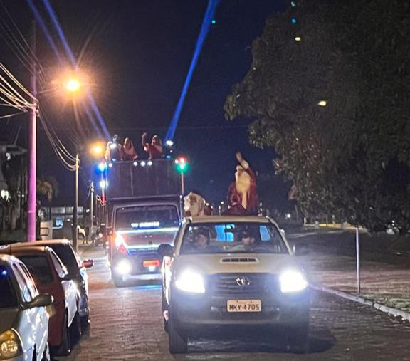 Músicas natalinas encantam moradores com o Caminhão Iluminado da Cermoful