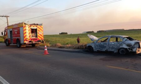 Carro pega fogo em direção ao Balneário Esplanada