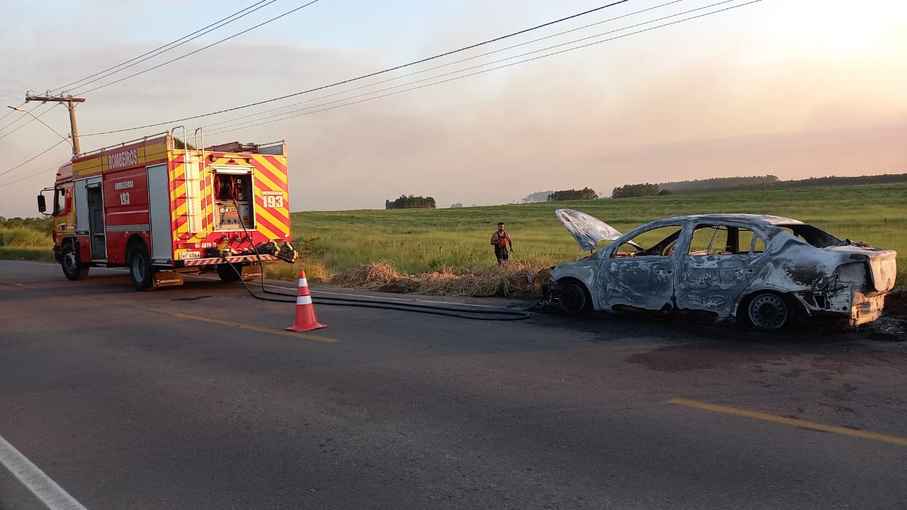 Carro pega fogo em direção ao Balneário Esplanada