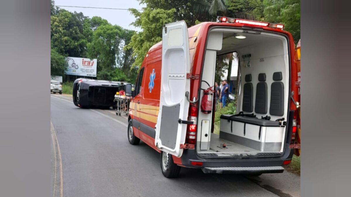 Motorista perde o controle e capota na SC-443