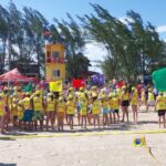 Crianças participam do Projeto Golfinho no Balneário Esplanada