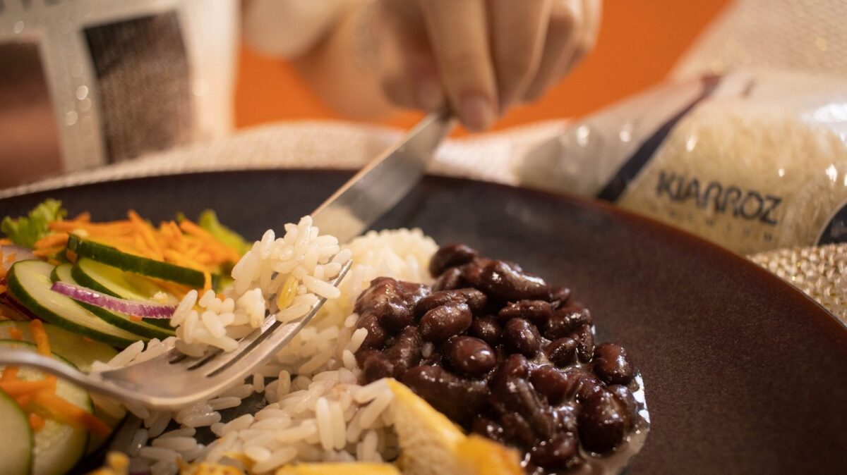 Arroz ocupa posição de destaque na base da pirâmide alimentar