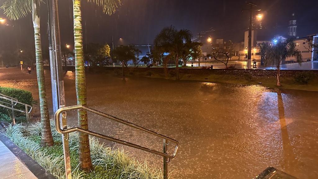 Temporal deixa ruas alagadas em Morro da Fumaça