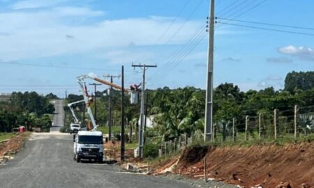 Cermoful realiza deslocamento de postes para pavimentação na Linha Cabral
