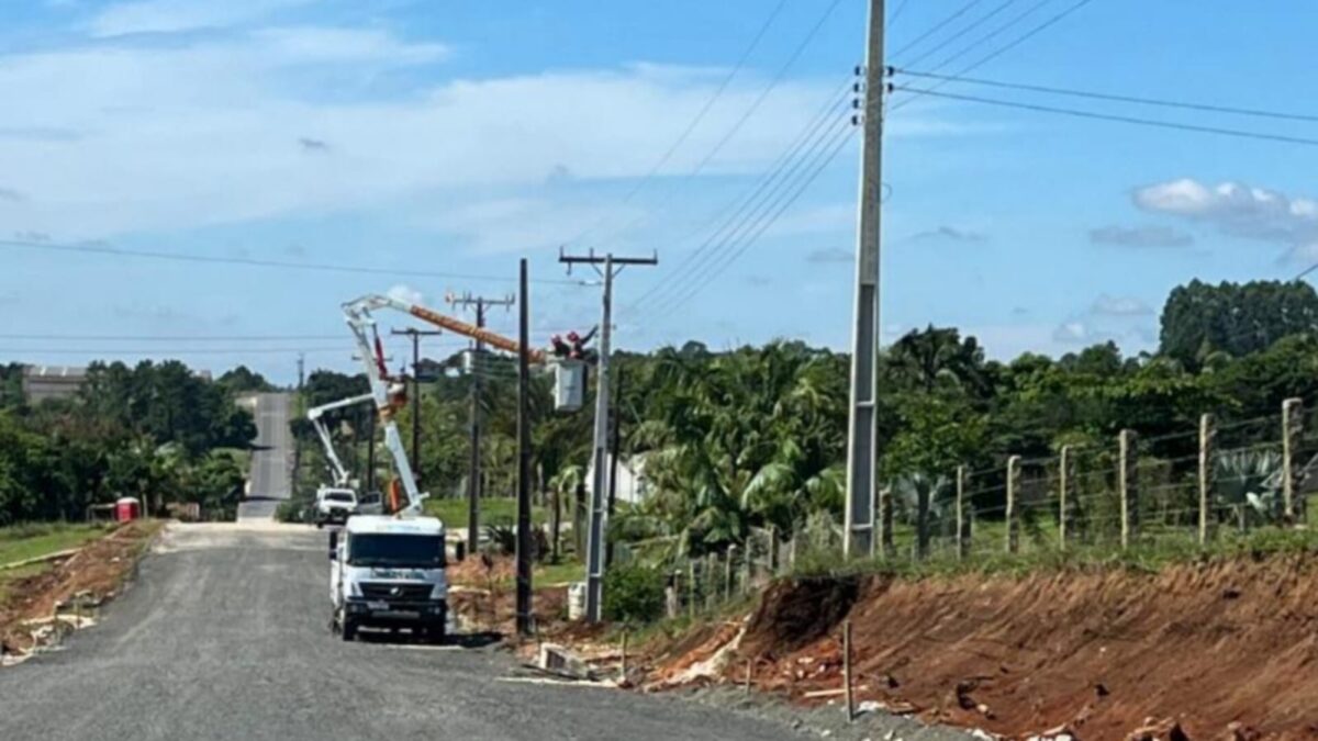 Cermoful realiza deslocamento de postes para pavimentação na Linha Cabral