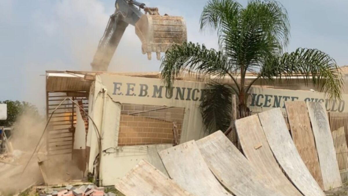 Demolição do antigo prédio da Escola Vicente Guollo marca início de novo ciclo para alunos e professores fumacenses