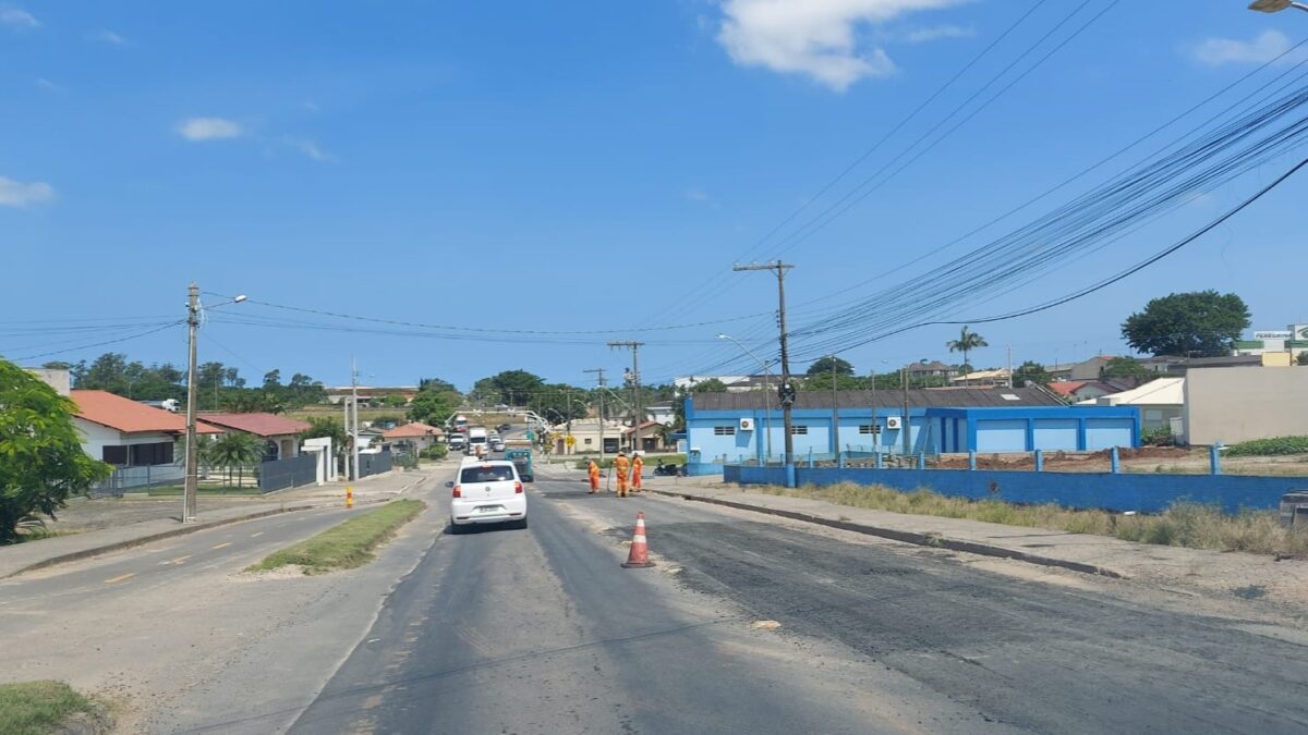 Manutenção na SC-445 deixa trânsito em meia pista